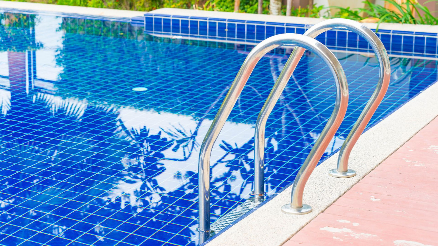 Como Saber se uma Empresa Está Cobrando o Valor Justo para Construção de uma Piscina